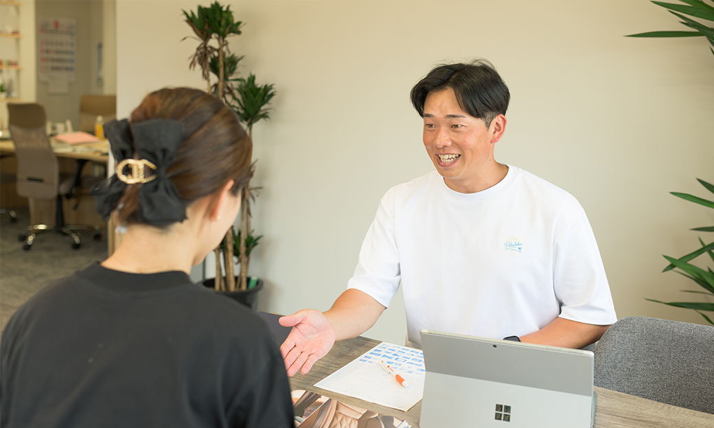 お客様のご相談に対応するスタッフ