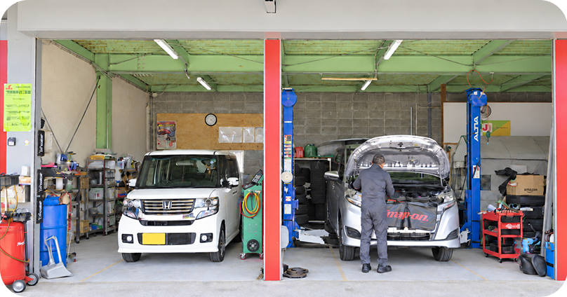 整備工場で車両を点検・修理するスタッフ