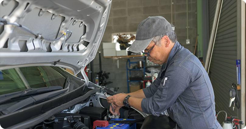 車両を整備するスタッフ
